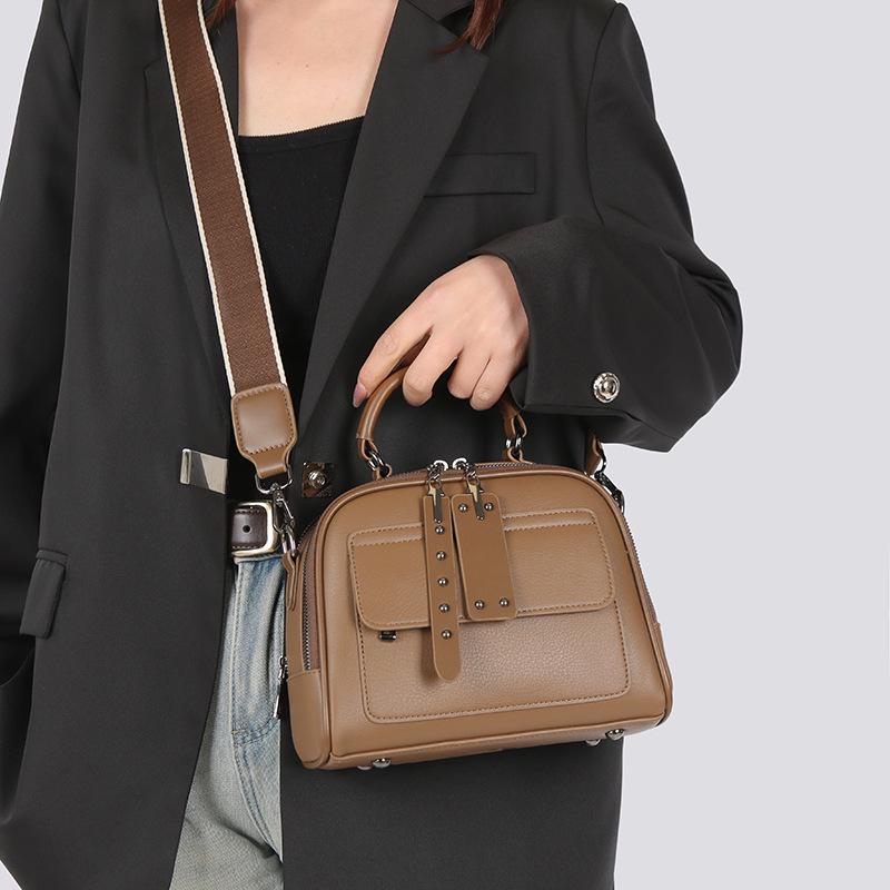 Crossbody Tote Shoulder Bag: 2026 Retro Niche Texture Small Square Women's Travel Casual Bag