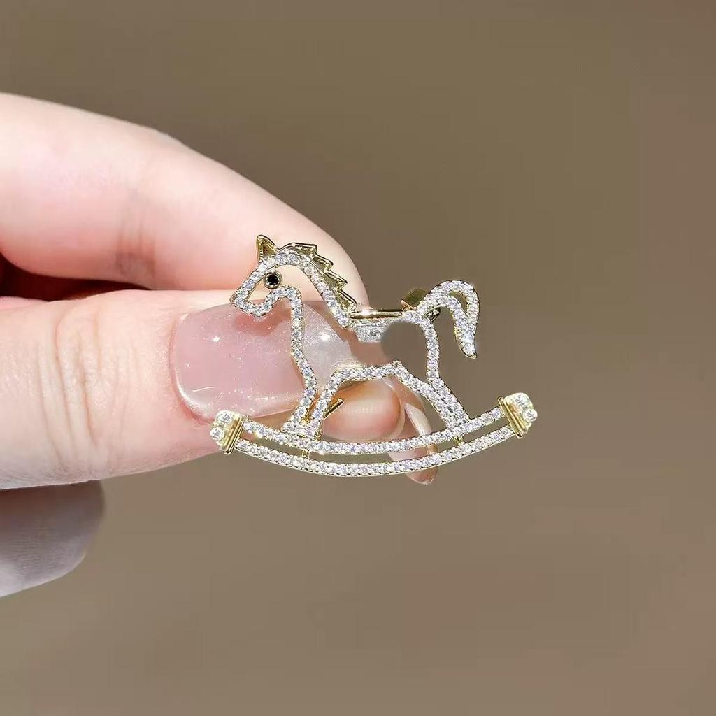 Broche Pipa Ruyi: Élégante Broche Classique en Perle pour Cheongsam de Femme