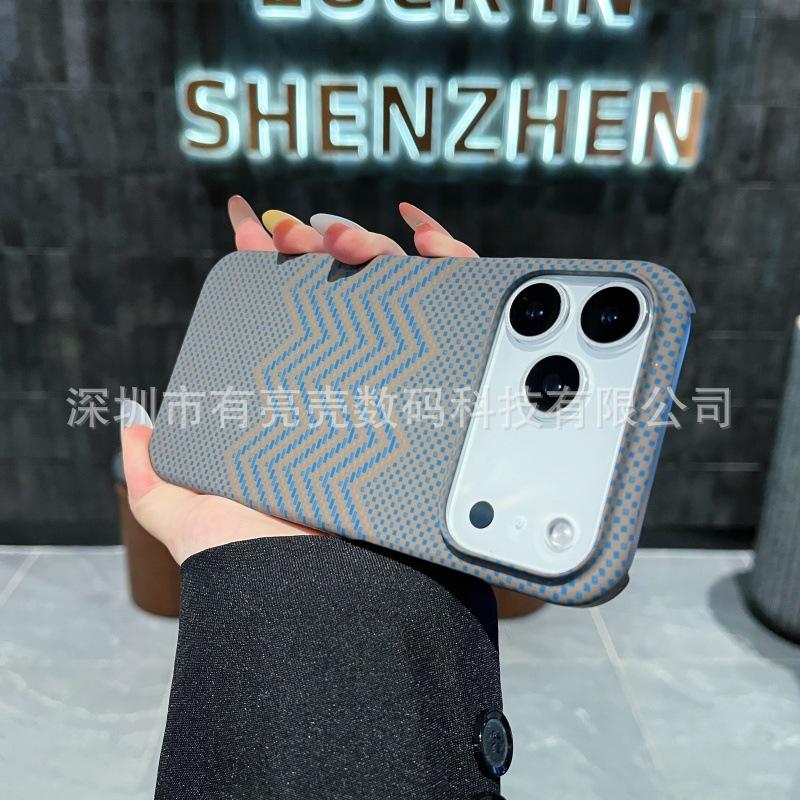 Applicable to iPhone17Pro mobile phone case half pack carbon fiber magnetic suction Apple 16Pro Kevlar pattern PC water sticker case