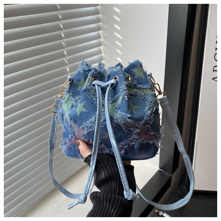 

2025 spring new large-capacity fashion design shoulder leisure bag women s tide simple commuter portable bucket bag