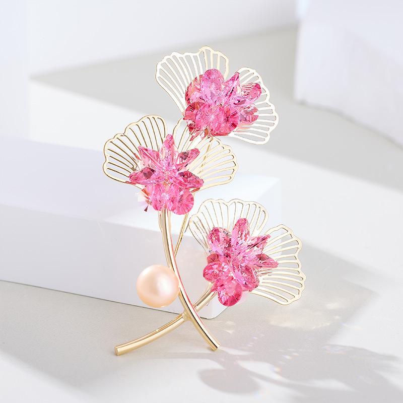 Luxury Crystal Ginkgo Leaf Brooch, High-grade Freshwater Pearl Corsage, Exquisite Light Luxury Clothing Accessories for Women