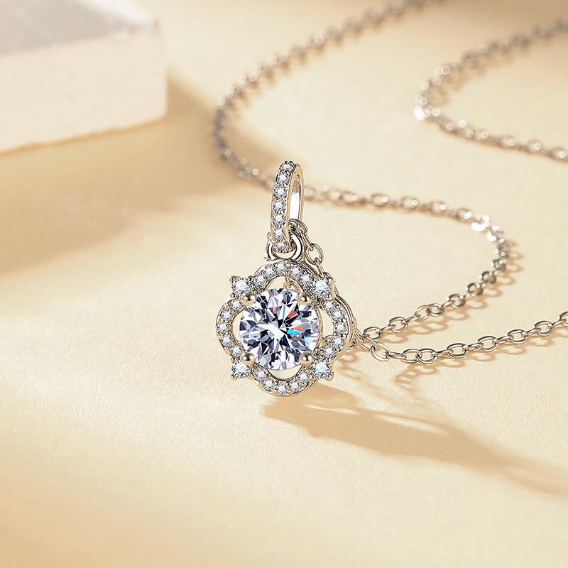 Trendy Four-Leaf Clover Pendant Necklace with High-Grade Bone Chain