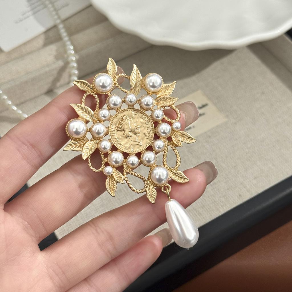 Fashionable Vintage Feng Shui Crystal Brooch, Alloy Inlaid with Rhinestones, Colored Pendant, Brooch, Clothing Accessory