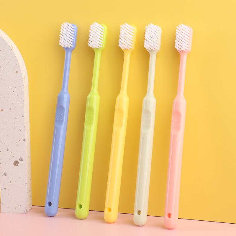Bonbonfarbene Zahnbürste mit Smiley-Gesicht und weichen Borsten mit kleinem Kopf - 10er-Pack