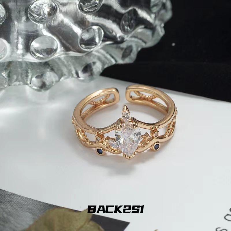 

Undecided Event Books Ring Left Ran Lu Jing and Xia Yanmo Yan Ring with People around the Second Anniversary Proposal Ring Ornament Lu Jinghe