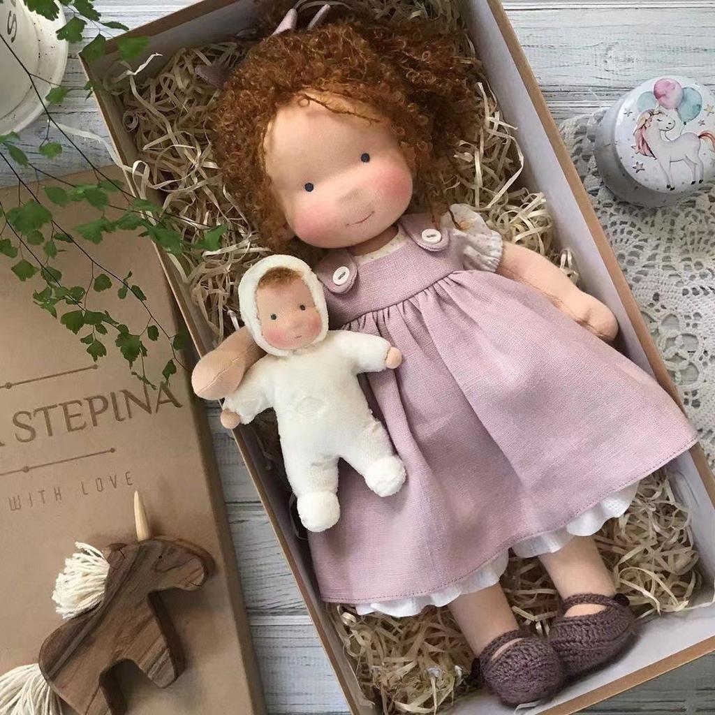 Păpușă Waldorf de 12 inchi, realizată manual, în rochie florală, cu pulover tricotat și eșarfă, cutie cadou pentru fete