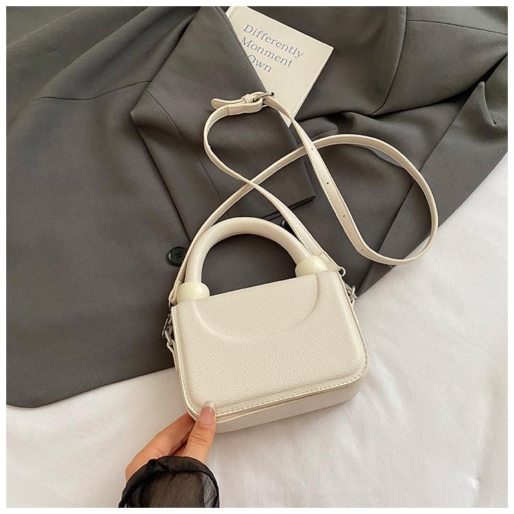 

Нишевая дизайнерская женская сумка 2025 лето новая простая в иностранном стиле сумка под мышкой модная универсальная на плечо через плечо белый