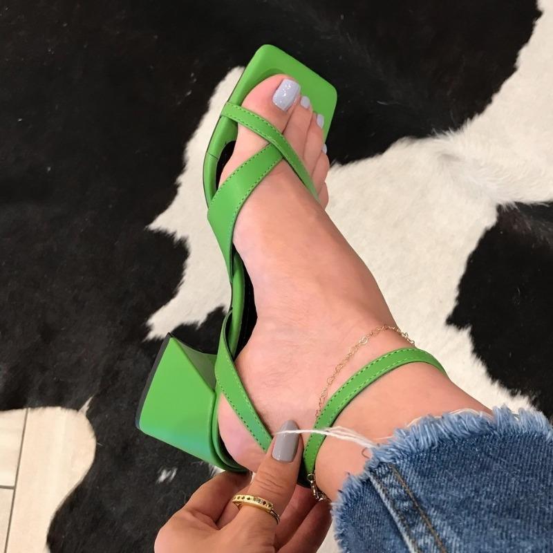 Die neuen Schuhe sind großformatige Sandalen mit dickem Absatz und einem Knopf sowie hochhackige Schuhe mit eckiger Spitze.