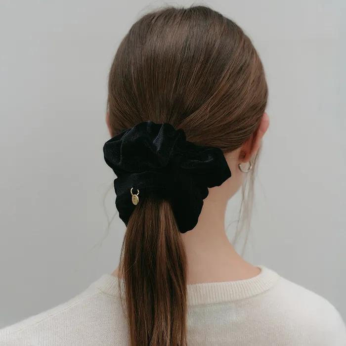 Daphne Velvet Hair Scrunchie_Black