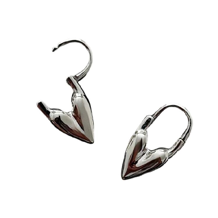Fashionable Heart Themed Earrings Metallic Finish Ear Accessories Stylish Pendant Earrings Suitable for Women Wardrobe