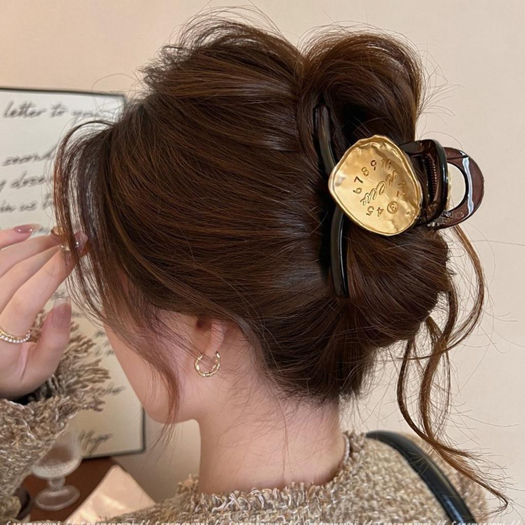 Ein Retro-Zifferblatt, ein hochwertiger Damenclip, eine Haarspange für den Hinterkopf, eine Haarspange und ein Haarschmuck.