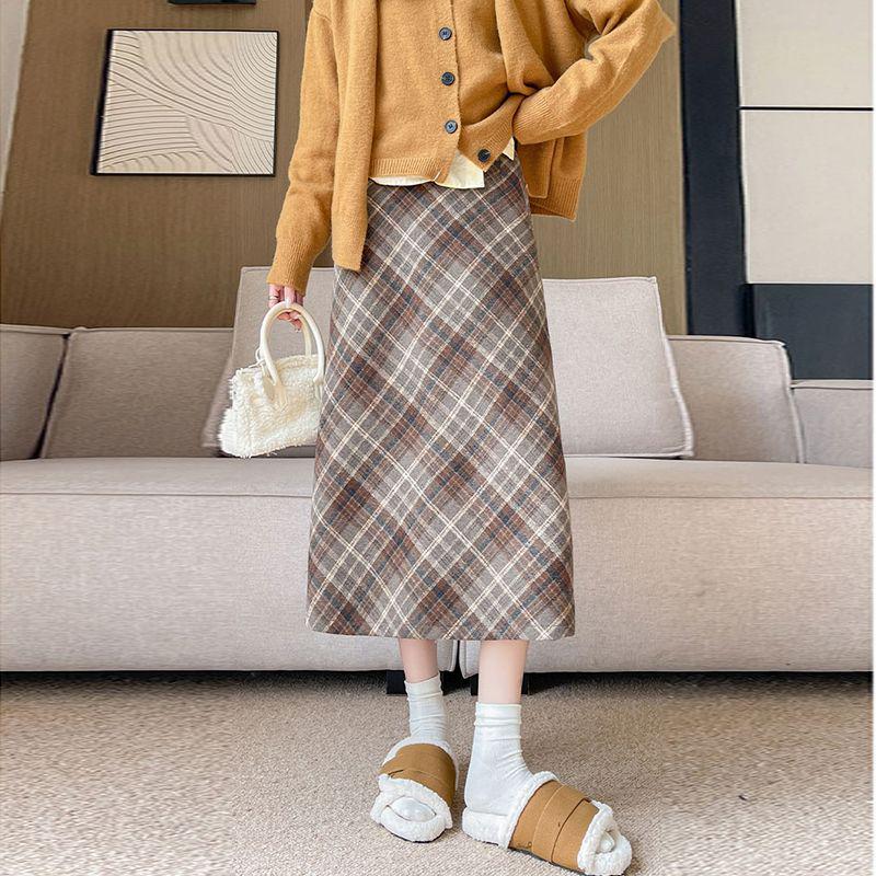 Women's Retro Wool Plaid Midi Skirt: Elastic High-Waist, Slimming A-Line with Slit, Ideal for Autumn/Winter.