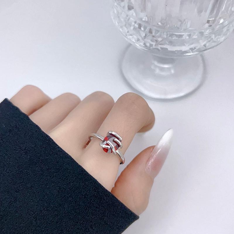 Trendy European-American Twisted Claw Gemstone Adjustable Ring - Song Yanfei Style Adjustable красный