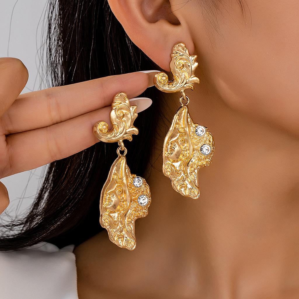 Exaggerated pleated personalized geometric earrings, simple irregular inlaid zircon stud earrings.