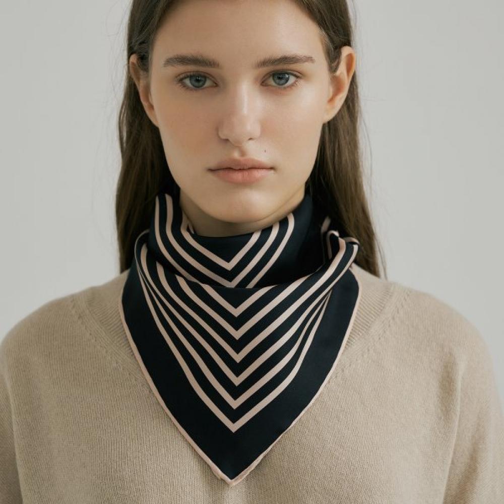 Avvina Pelle Silk Scarf   Black Beige 50 Model  Logo Modern Single option