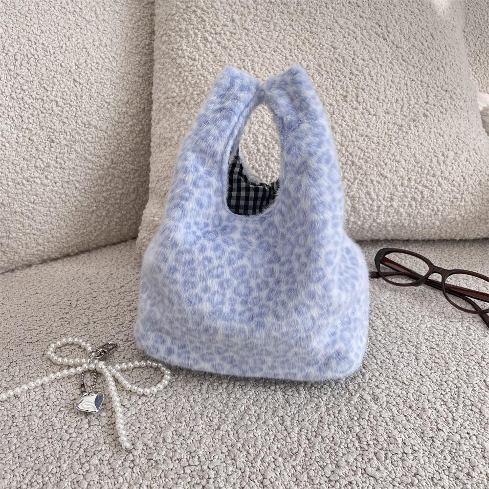 Sweet Soft Handbag Heart-shaped Pattern Large Capacity Faux Fur Bag Candy Color Heart-shaped Handbag Women синий