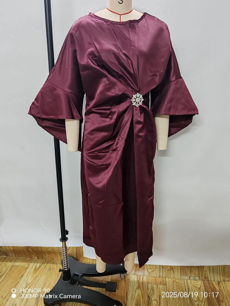 2025 Elegantes Satin-Kleid mit Perlenblumen-Dekoration für Damen