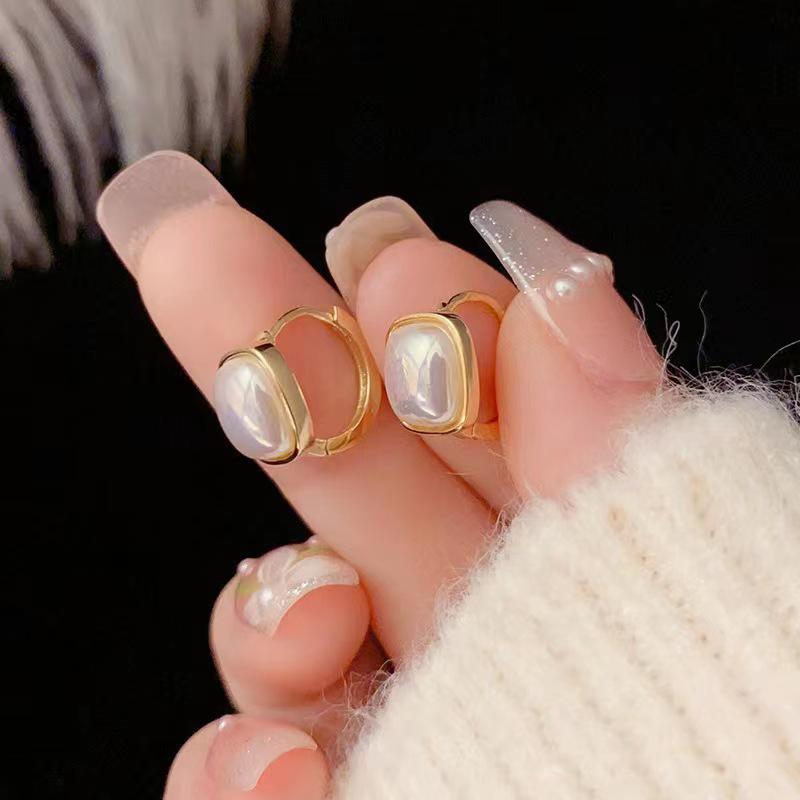 French Retro Pearl Earrings: Elegant, Versatile Fashion for Women. Luxurious, Simple, Niche Design.