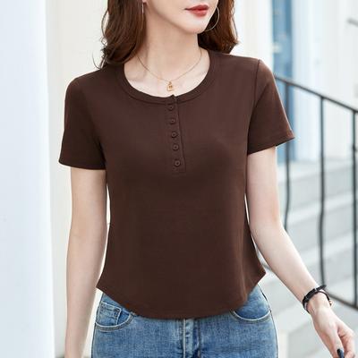 I nuovi modelli primaverili ed estivi da donna si adattano a un semplice top a maniche corte