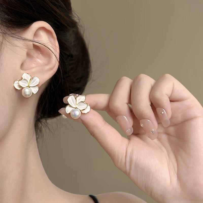 French retro white flower pearl stud earrings light luxury high temperament earrings niche design earrings new