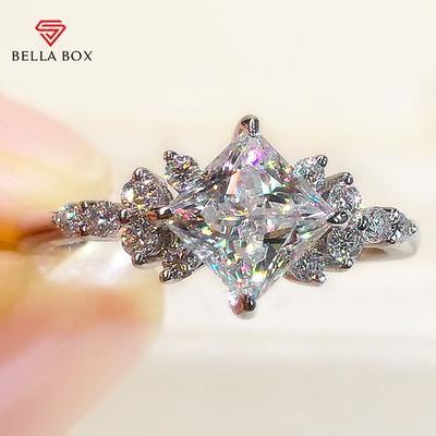 Four Claw Princess Square Diamond Small Flower Diamond Delicate Group Inlaid Fashion Ring Wedding Confession Gift