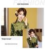 Grünes Samt-Diamant-Jacquard-Cheongsam: Elegantes Retro-Midikleid im neuen chinesischen Nationalstil für Frauen mittleren Alters.