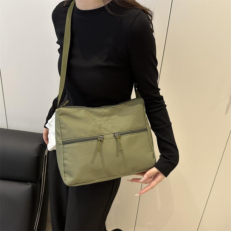 Summer new casual solid color simple and versatile large-capacity shoulder messenger bag, student class commuting tote bag