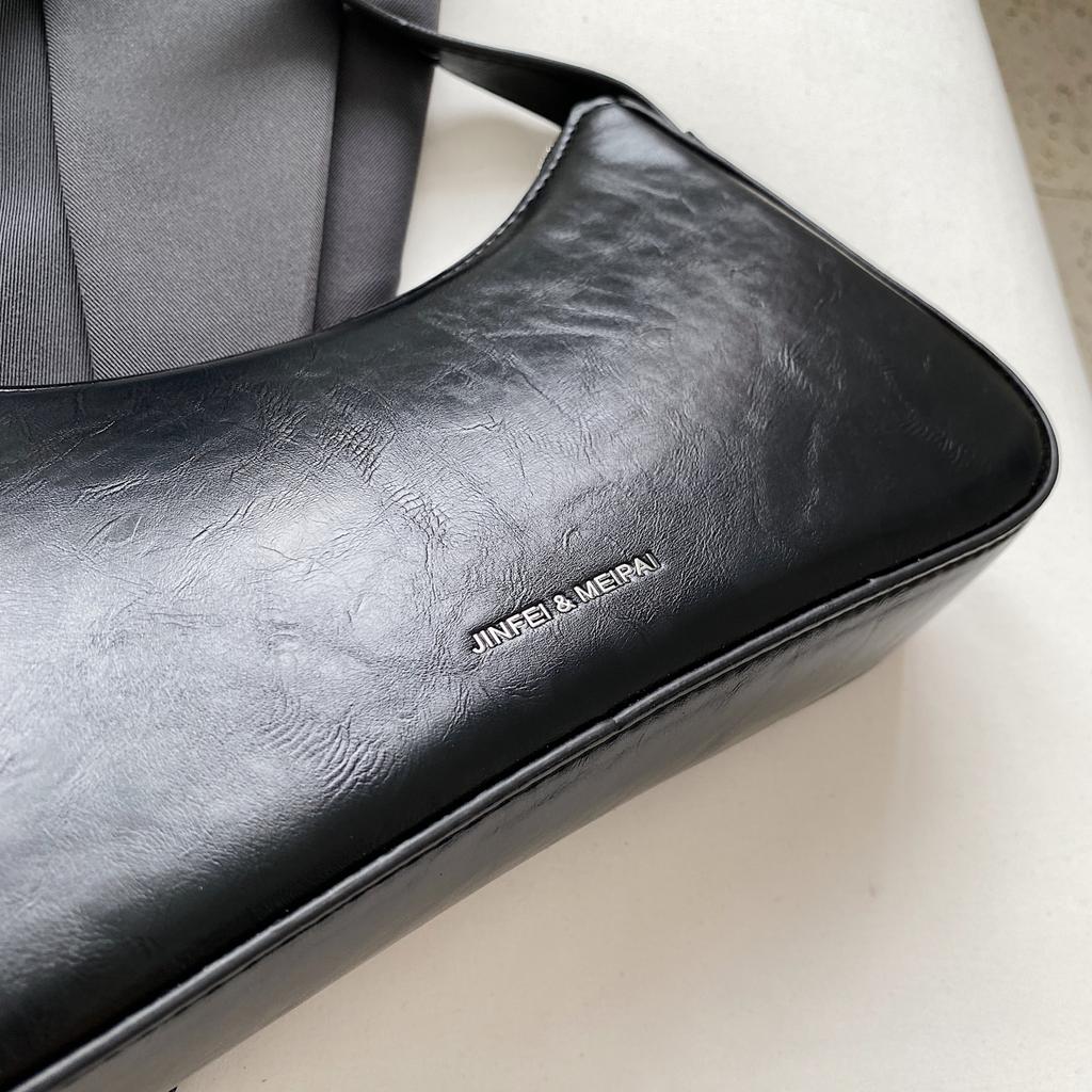 1 girl's niche bag The new summer one-shoulder underarm bag advanced stylish hand-held baguette bag is suitable for daily use