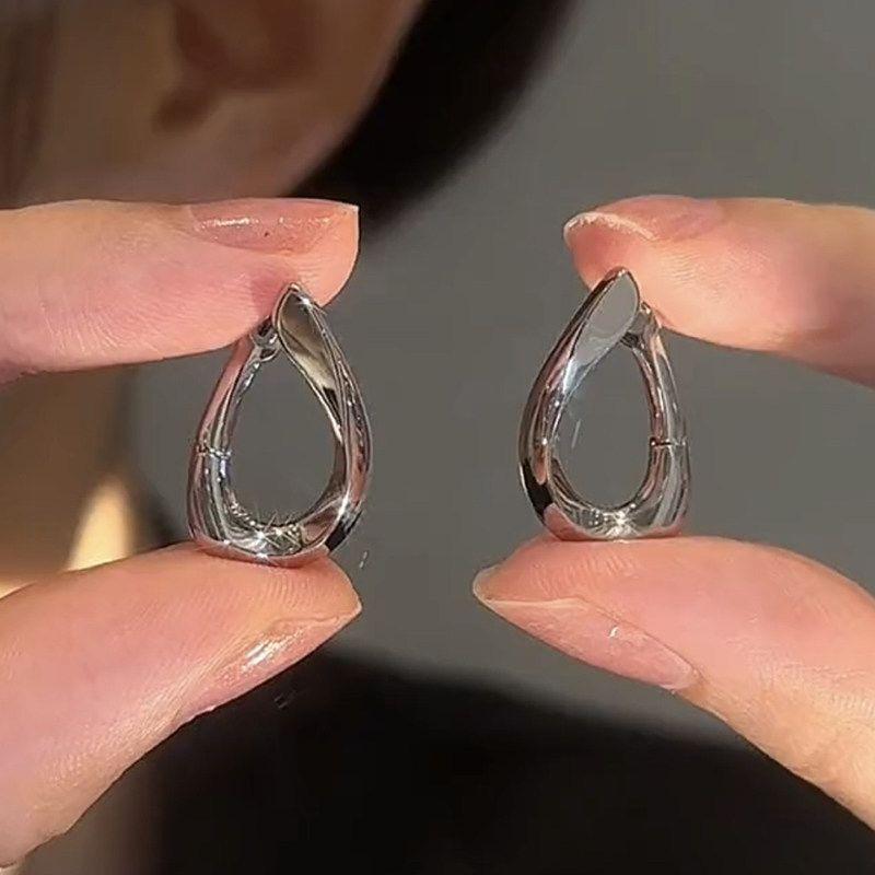 

Fashion Twisted Metal Geometry Earrings Niche Design Classy Cold Wind Silver Pin Earrings Female Heavy Industry Ear Clip Metal Geometric Earrings
