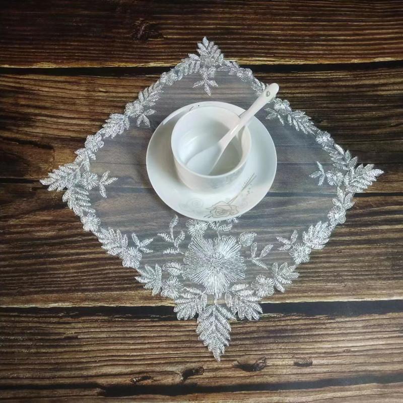 Levná evropská čtvercová síťovina vyšívaná podložka na stůl podložka pod misku podložka do vázy podložka do vázy starožitný obal na šperkovnici dekorace na nábytek