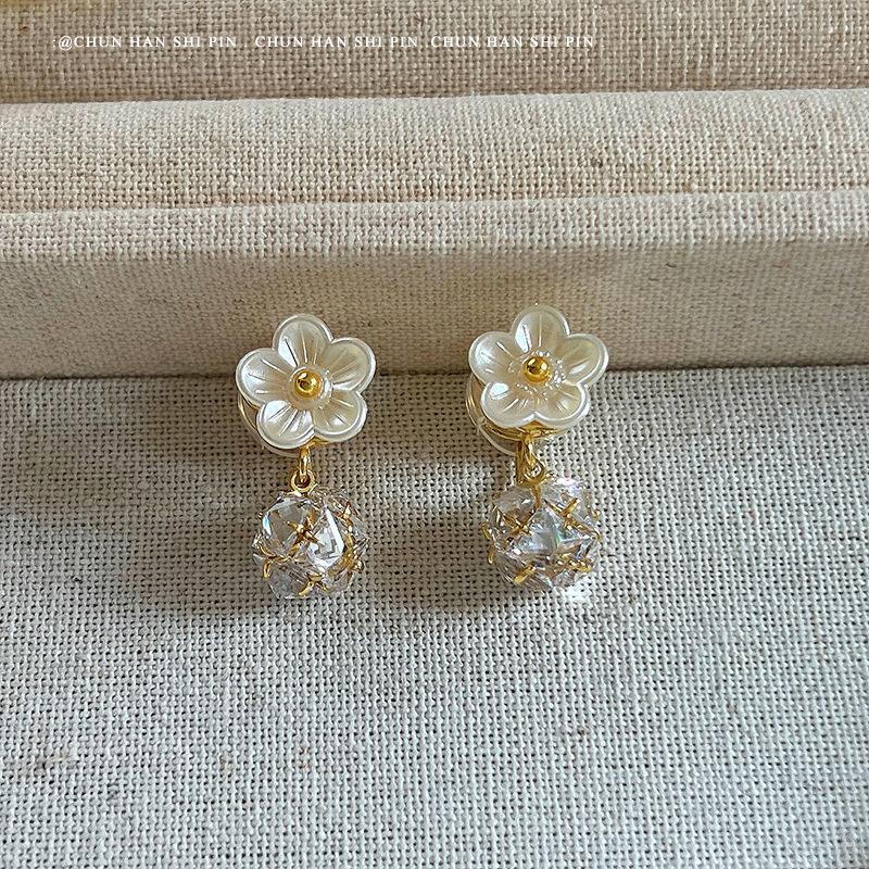 

Sweet shell flower stud earrings female niche design retro zircon ball earrings temperament simple ear clips no ear piercings