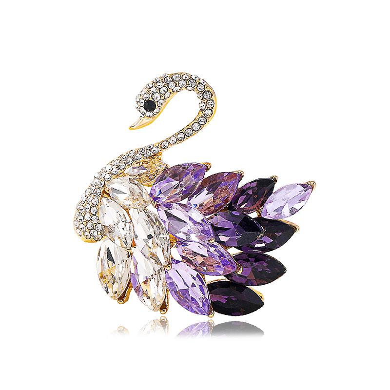 Crystal Swan brooch, high-end and sophisticated, niche, small fragrance, retro chest flower, Korean version, anti glare, pin clothing accessories