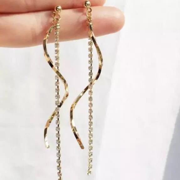 

Japanese & Korean Style Rhinestone Tassel Earrings with Wavy Design - Stylish & Versatile Studs & Ear Clips