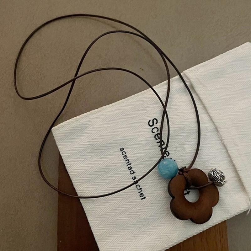 Cute Flower Necklace for Women Dainty Floral Neckchain Charm Exquisite Collarbone Chain Fashionable Accent Choker
