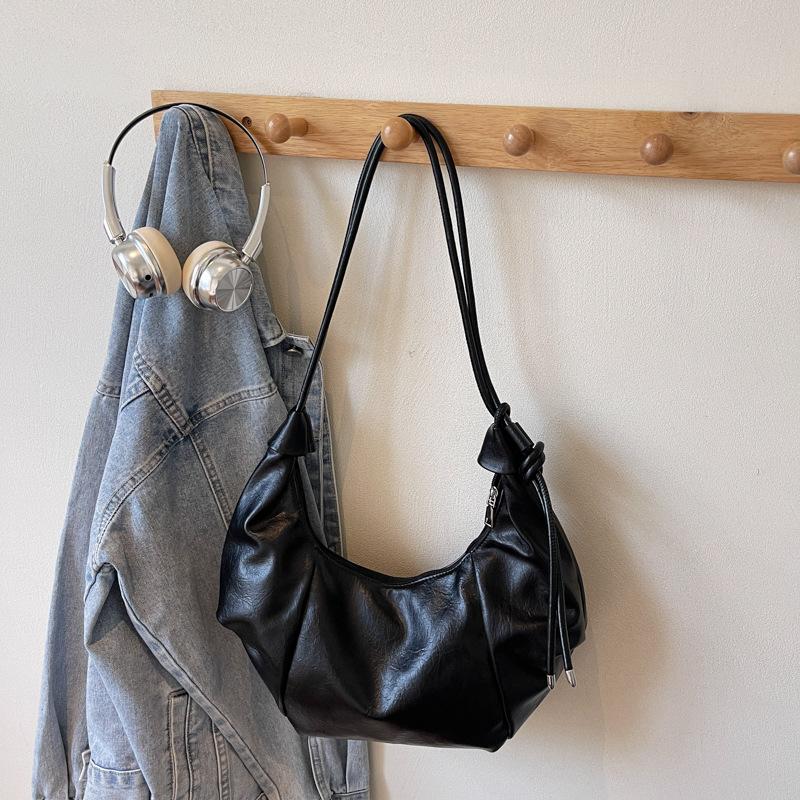 Commuting Large-capacity Soft Leather Dumpling Bag Women's Winter New Fashionable High-value Messenger Bag Women