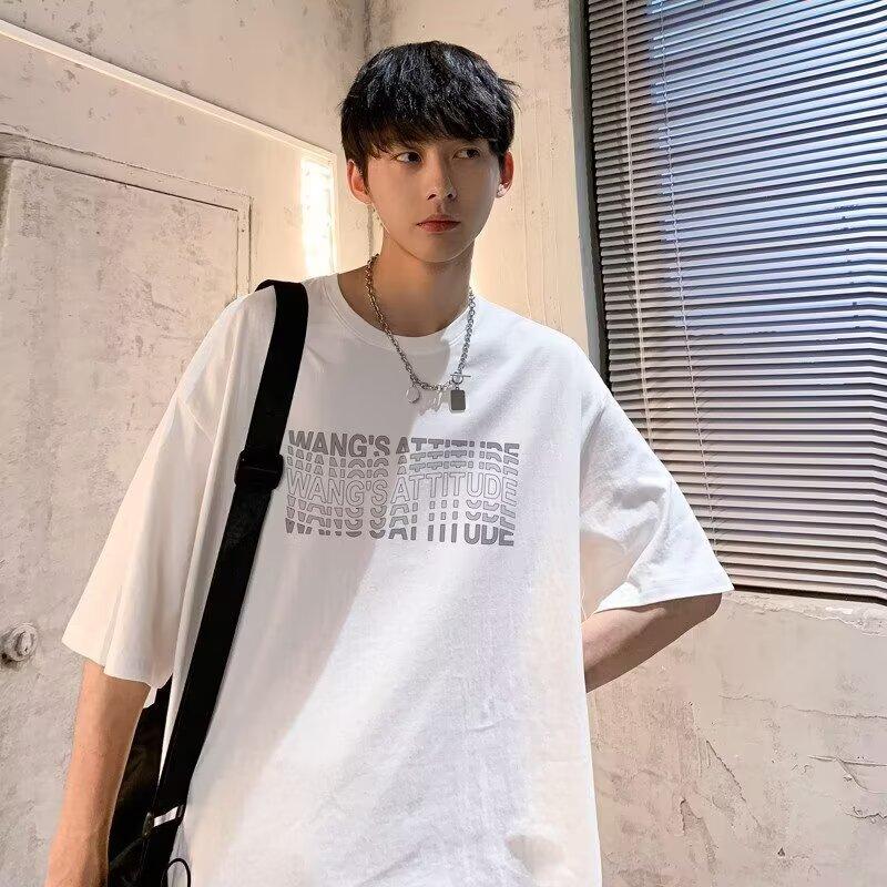 Nova camiseta de manga curta para homens no verão, tendência de estilo coreano, top simples de meia manga, camiseta de marca casual solta estilo Hong Kong