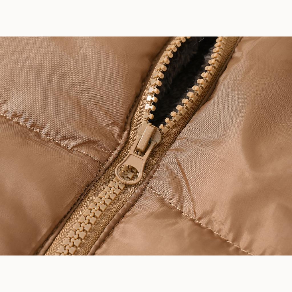 Chlapci a dívky v malých dětských jednobarevných uších, módní oboustranné kapsy, krátká bavlněná bunda, dětská bunda