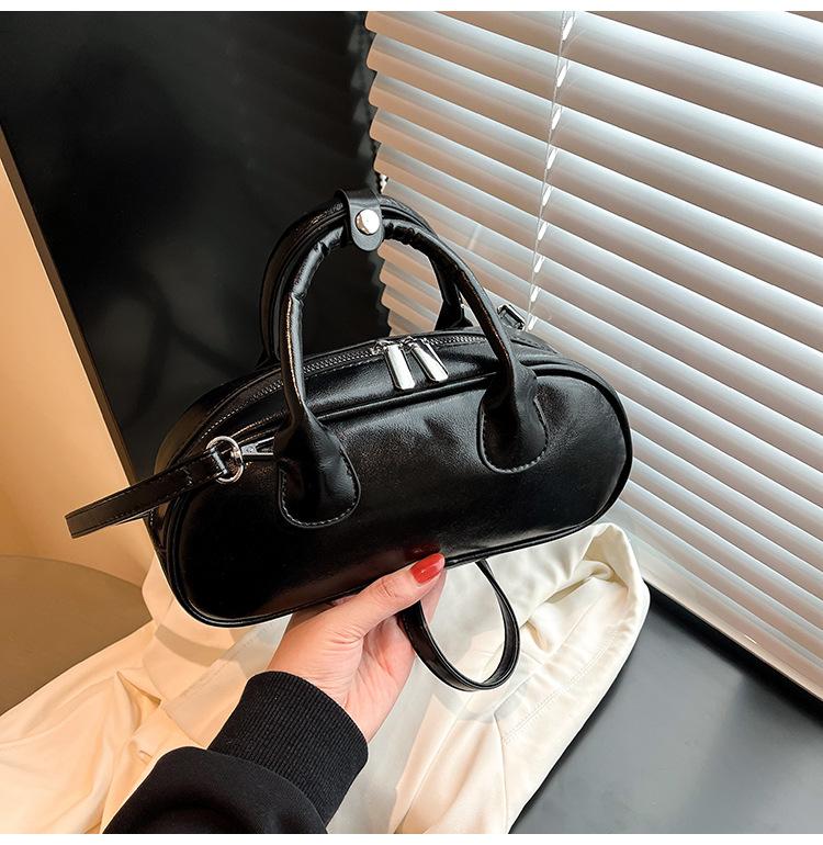 

High-end women s fashion versatile bowling bag, new light luxury niche large-capacity daily commuting handbag чёрный