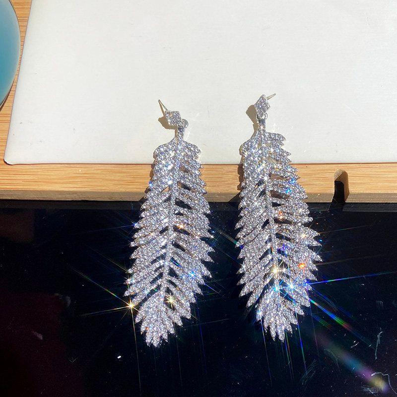 

Accessible Luxury Yang Mi Personalized Classy and Face Slim-Looking Feather A Pair of Silver Earrings