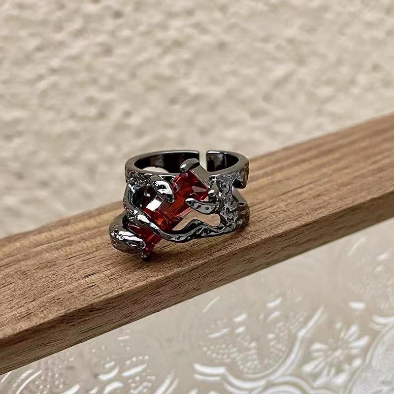 

Оригинальное ретро геометрическое кольцо-заявление для женщин с цирконом, с панковской темной текстурой и вырезным дизайном One Size