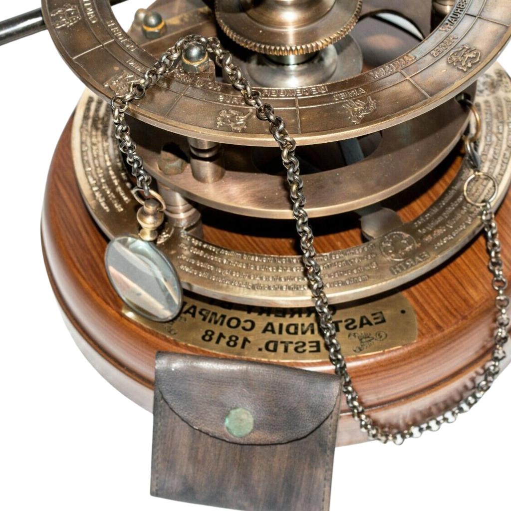 Antikes Vintage Messing Orrery Sonnensystem Sonne Erde Mond Sumpf mit Holzsockel