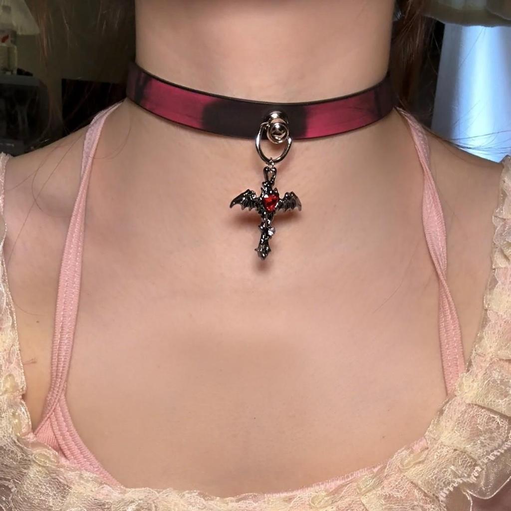 Chique Pittige Meisje Leren Bel Choker Ketting – Uniek Minderheidsontwerp