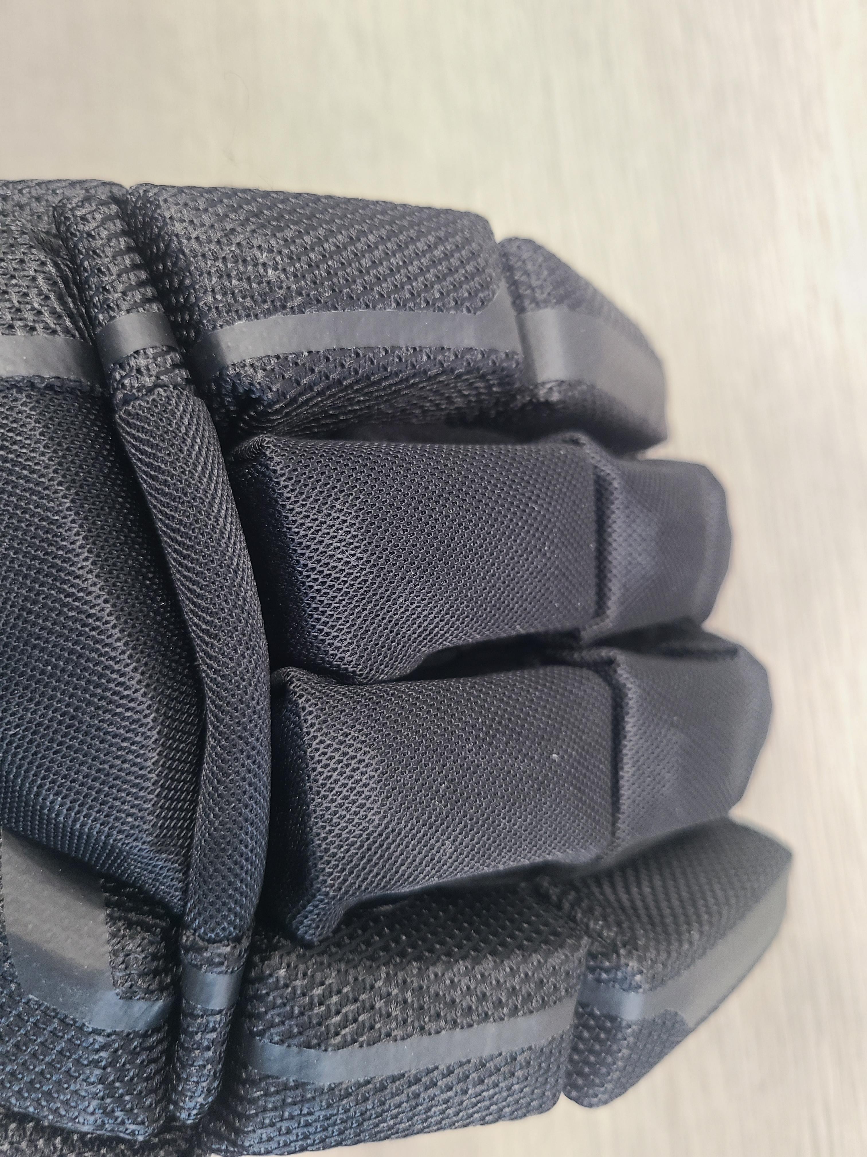 Factory Direct Sales of Ice Hockey Gloves for Children and Adults in Various Sizes Comfortable Fit Lightweight and Durable Fit