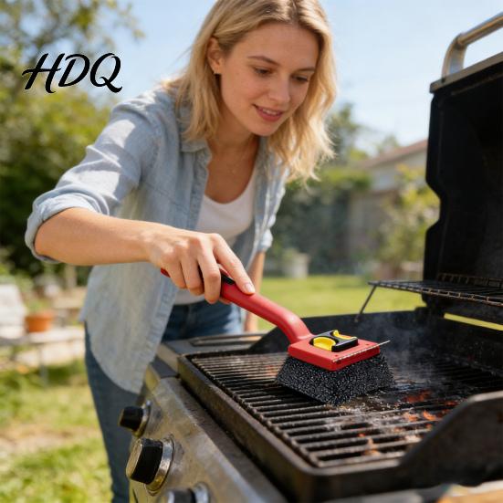 Easy Grip Grill Brush Cleaning with Replaceable Pads Burr-Free Scraper Removable Pad Built-In Grease Remover BBQ Cleaner Outdoor Tool Non-scratch