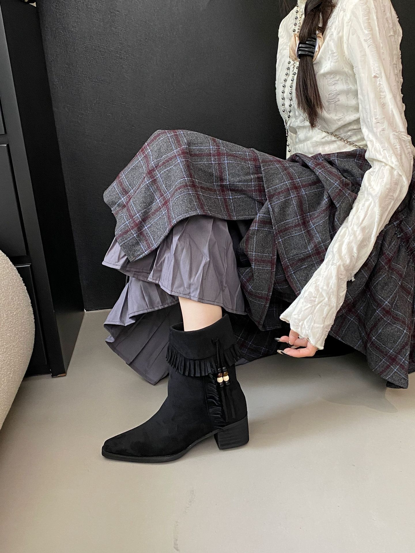 

Новое место новые ретро пустынные ковбойские сапоги с острым носком бахромой бисером осенне-зимние на высокой толстой подошве короткие сапоги на наборном каблуке 40 чёрный