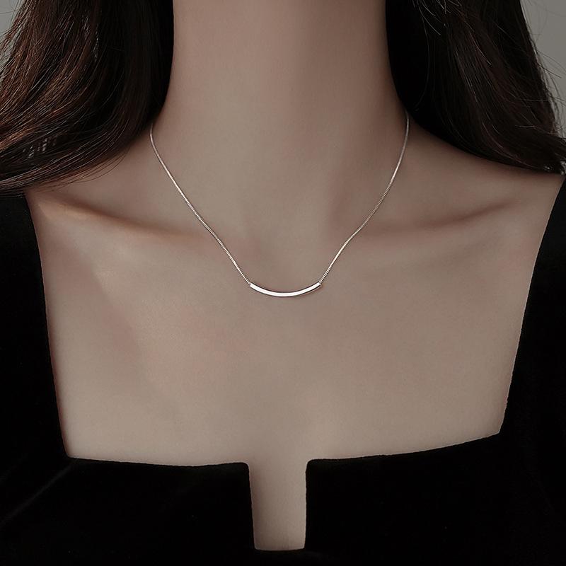 Smiling Curved Tube Necklace: Elegant Women's Stylish Design for Versatile Clavicle Chain