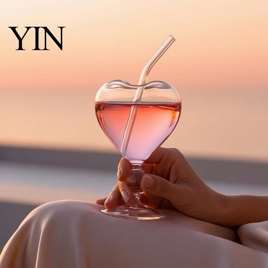 Herzförmiger Kelch mit Strohhalm Cocktailglas, 220 ml Klarer Strohhalm, Elegantes Professionelles Barkeeper Glaswaren Kaltgetränkebecher, Stilvolle Party-Trinkgläser