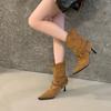 Europeisk och amerikansk stil nya högklackade spetsiga plisserade mocka staplade stövlar metallspänne rem en-pedal mode damstövlar korta stövlar