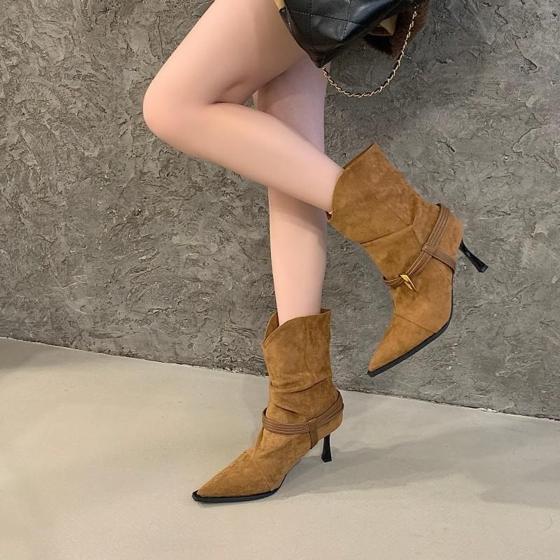 Europeisk och amerikansk stil nya högklackade spetsiga plisserade mocka staplade stövlar metallspänne rem en-pedal mode damstövlar korta stövlar