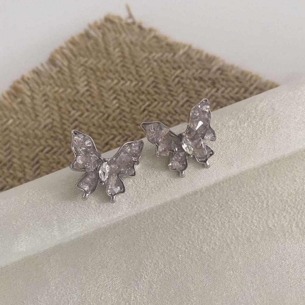 Gradient Pink Crystal Butterfly Stud Earrings - Mori Style, High-End, Sweet, Versatile, Exquisite Accessory.